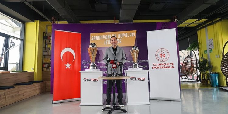 Spor Toto Süper Lig ve 1. Lig şampiyonluk kupaları tanıtıldı