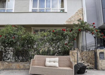 Fırtınada uçan koltuğun sahibi aranıyor