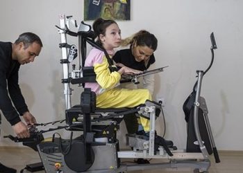Serebral palsili depremzede Yaren yürüme hayaline kavuştu