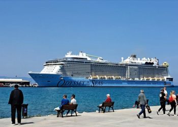 Kuşadası'na dev kruvaziyerle 4 bin 200 turist geldi