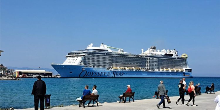 Kuşadası'na dev kruvaziyerle 4 bin 200 turist geldi