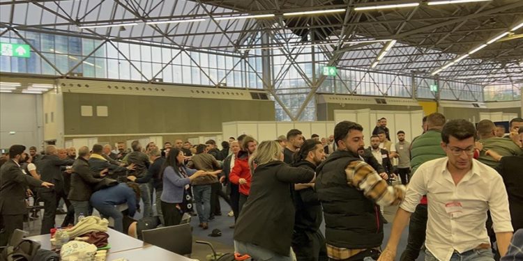 Amsterdam'da terör örgütü PKK sempatizanları sandık müşahitlerine saldırdı