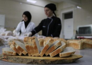 Diyarbakır’da kurulan “glütensiz mutfak”ta çölyak hastası öğrencilere ekmek üretiliyor