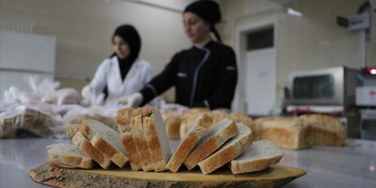 Diyarbakır’da kurulan “glütensiz mutfak”ta çölyak hastası öğrencilere ekmek üretiliyor