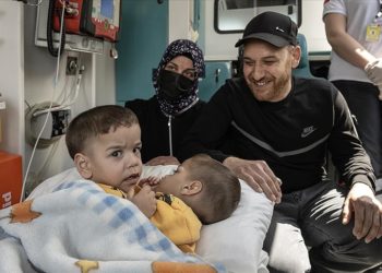 Türkiye’de yaşayan Suriyeli siyam ikizleri, ameliyat için Suudi Arabistan’a nakledildi