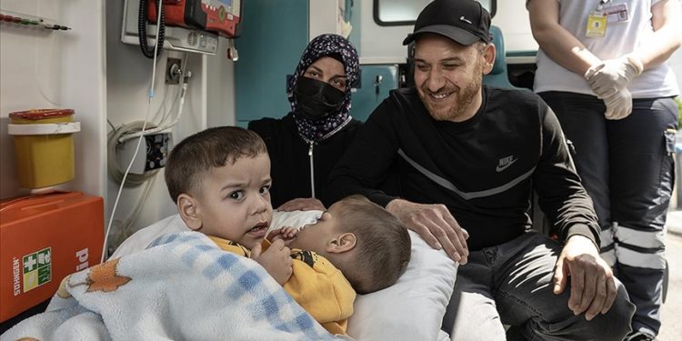 Türkiye’de yaşayan Suriyeli siyam ikizleri, ameliyat için Suudi Arabistan’a nakledildi