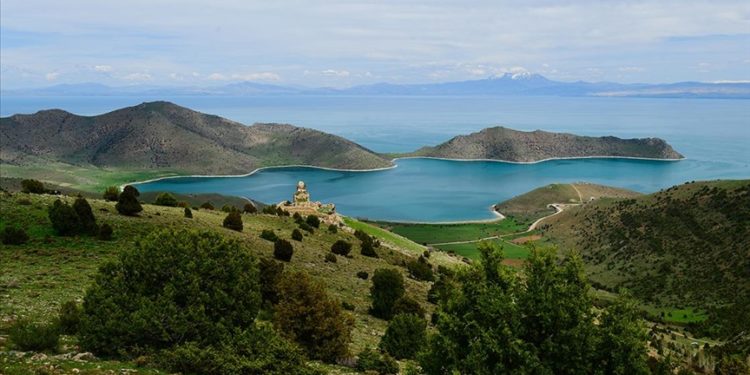 Tarih ve doğa şehri Van ilkbaharda bir başka güzel