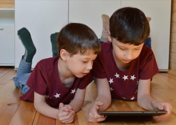 Uzun süre televizyon, tablet, bilgisayara maruz kalan çocuklarda obezite riski artırıyor