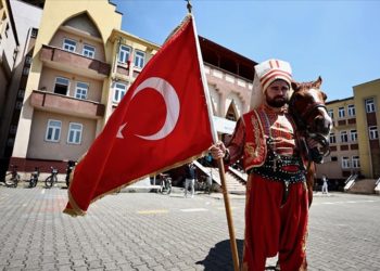 Oyunu kullanmaya yeniçeri kıyafeti ve atla geldi