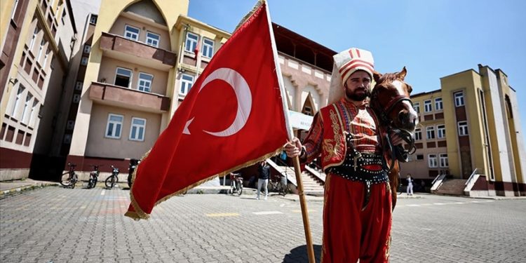 Oyunu kullanmaya yeniçeri kıyafeti ve atla geldi
