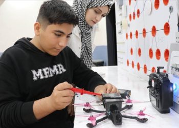 Adıyamanlı depremzede öğrenci kaybettiği öğretmeni anısına güneş panelli dron tasarladı