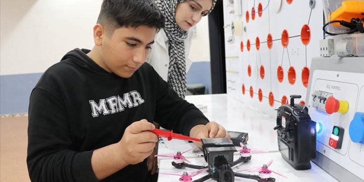 Adıyamanlı depremzede öğrenci kaybettiği öğretmeni anısına güneş panelli dron tasarladı