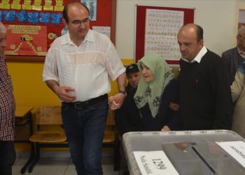 Kütahya’da 95 yaşındaki kadın torununun yardımıyla oy kullanmaya gitti