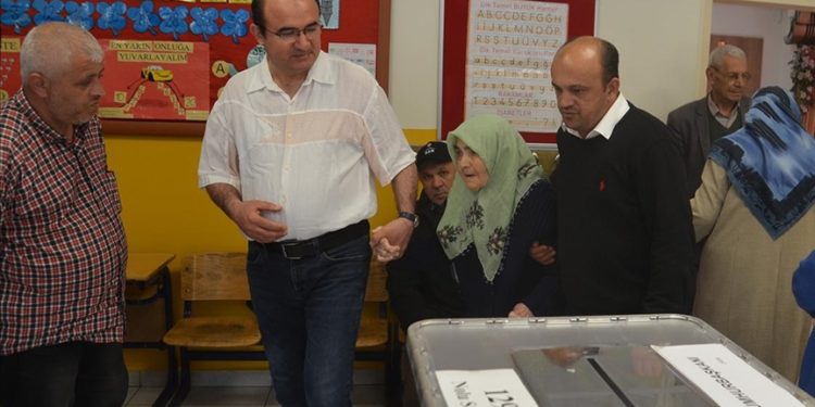 Kütahya’da 95 yaşındaki kadın torununun yardımıyla oy kullanmaya gitti