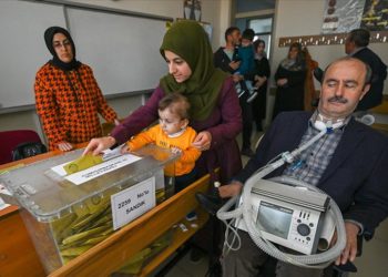 ALS hastası mühendis, solunum cihazıyla oy kullanmaya geldi
