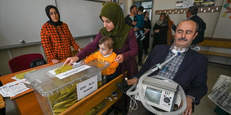 ALS hastası mühendis, solunum cihazıyla oy kullanmaya geldi