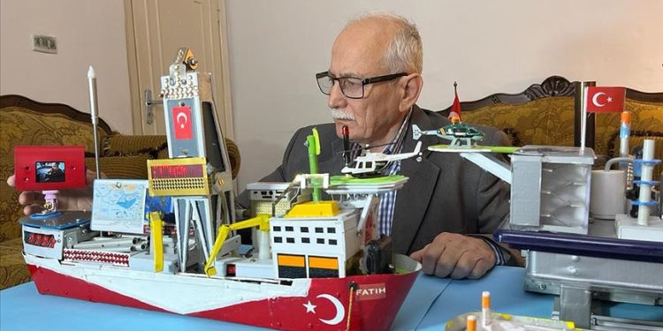Türkiye sevdalısı 66 yaşındaki Ürdünlü, Fatih Sondaj Gemisi’nin maketini yaptı