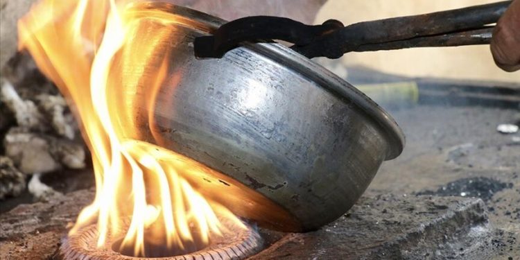 Trabzon'da 47 yıllık kalaycı, baba mesleğini gelecek kuşaklara aktarmak istiyor