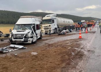 TAG Otoyolu'ndaki zincirleme trafik kazasında 2 kişi öldü, 20 kişi yaralandı
