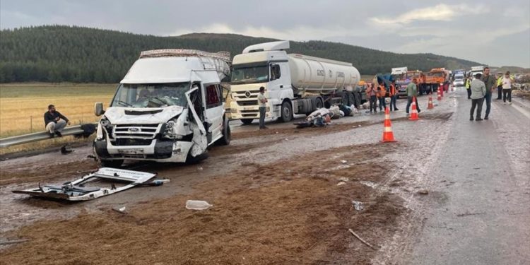 TAG Otoyolu'ndaki zincirleme trafik kazasında 2 kişi öldü, 20 kişi yaralandı