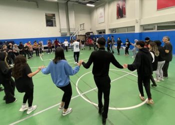 Yabancı öğrenciler, halk oyunları eşliğinde Anadolu kültürünü öğreniyor