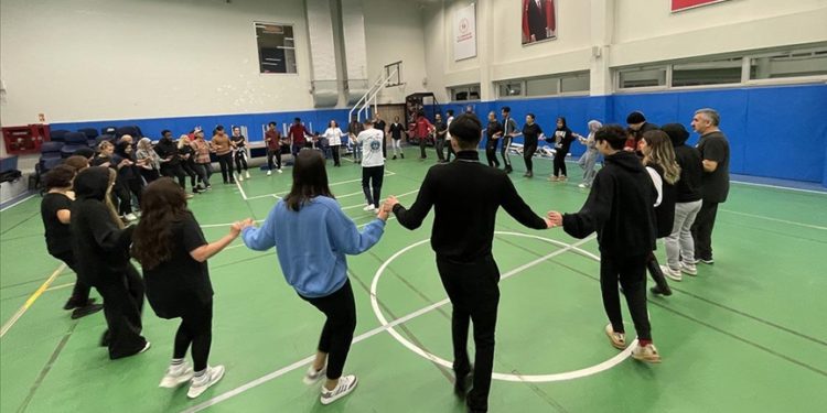 Yabancı öğrenciler, halk oyunları eşliğinde Anadolu kültürünü öğreniyor