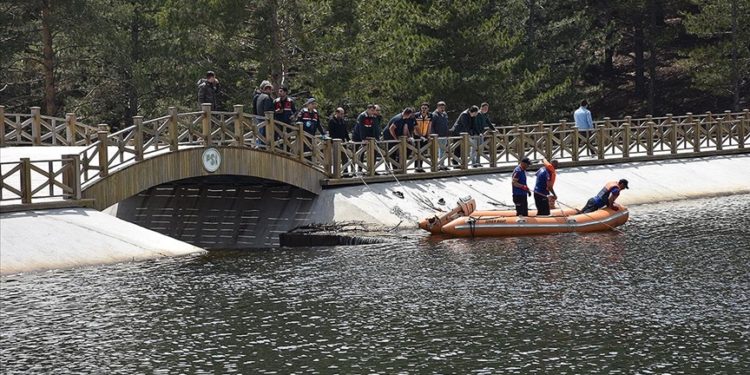 Afyonkarahisar'da boğulma tehlikesi geçiren öğrenciyi kurtarmaya çalışan 4 kişi gölette boğuldu