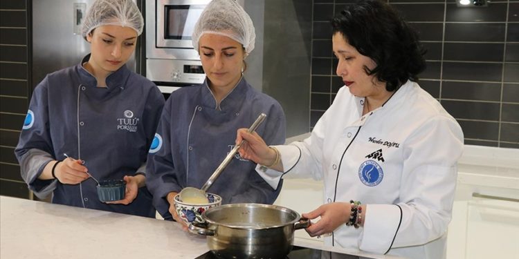 Kütahya’nın yöresel lezzetlerini öğrenen öğrenciler kentin gastronomi turizmine katkı sunacak