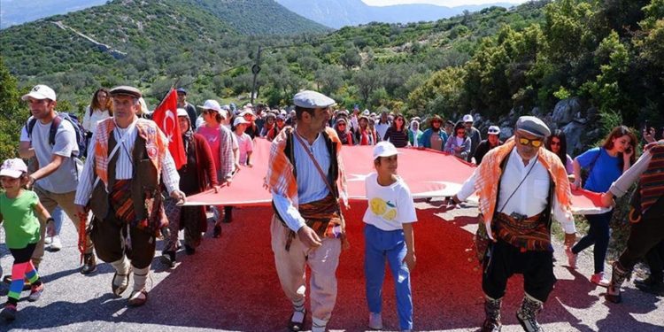 Kaş'ta Yörük göçü canlandırıldı