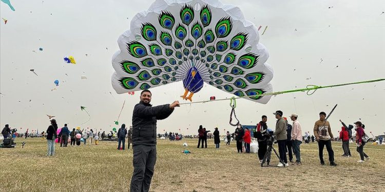 Üç boyutlu uçurtmasıyla Çin’de katıldığı festivalde altın madalya kazandı