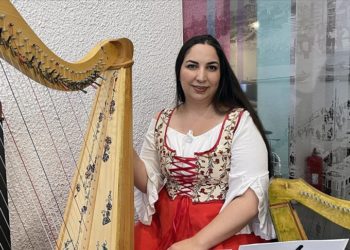 Müzisyen Zeynep Öykü, hem çaldığı hem üretimini yaptığı arp ile dünyayı geziyor