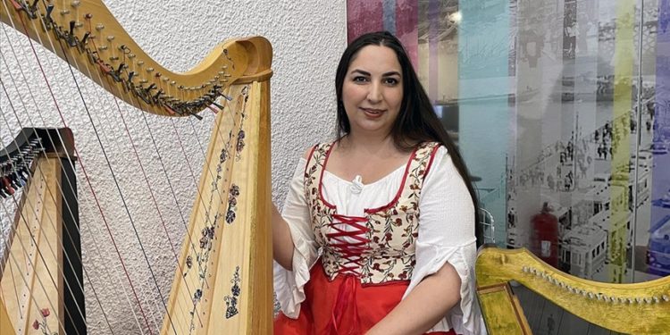 Müzisyen Zeynep Öykü, hem çaldığı hem üretimini yaptığı arp ile dünyayı geziyor