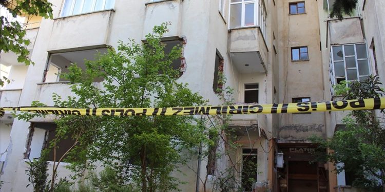 Şair Bahaettin Karakoç'un vefatından sonra korunan evi depremde ağır hasar aldı