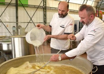 Gönüllü aşçılar deprem bölgesinde 3 aydır 3 öğün yemek çıkarıyor