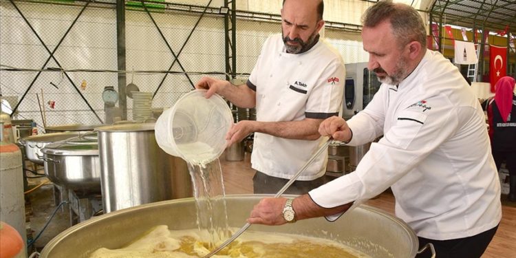 Gönüllü aşçılar deprem bölgesinde 3 aydır 3 öğün yemek çıkarıyor