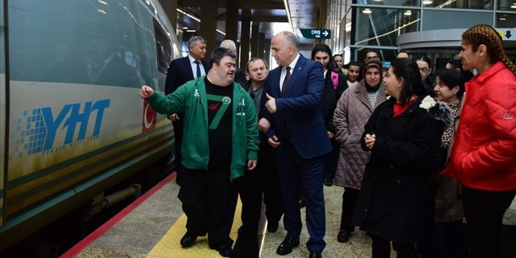 "Hayat Senin" projesi kapsamında özel gereksinimli bir grup ilk defa hızlı trenle seyahat etti