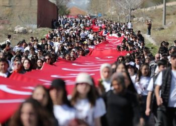 Ihlara Vadisi'nde 2023 genç, 3 bin metrekarelik Türk bayrağı açtı