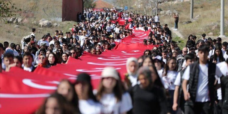 Ihlara Vadisi'nde 2023 genç, 3 bin metrekarelik Türk bayrağı açtı