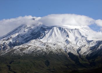 Ağrı Dağı'na mayıs ayında kar yağdı