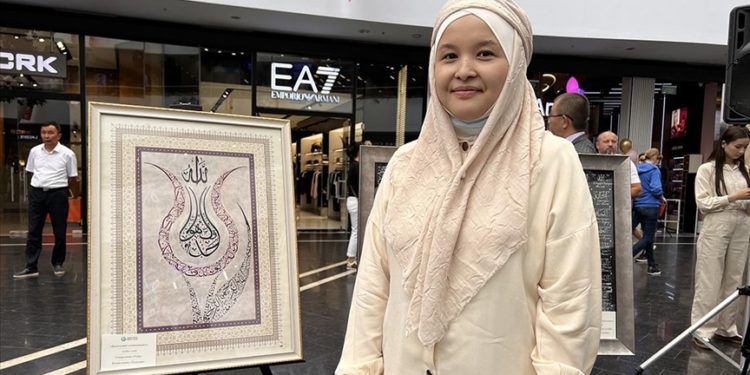 Kazak hattat 3 yılda öğrendiği hat sanatını ülkesinde tanıtıyor