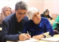 Okuma yazma kursuna katılan çift gayretleriyle örnek oluyor