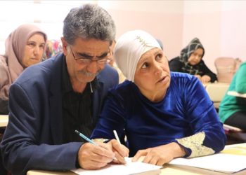 Okuma yazma kursuna katılan çift gayretleriyle örnek oluyor