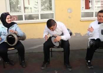 Özel çocuklar ritim tutarak sosyalleşiyor