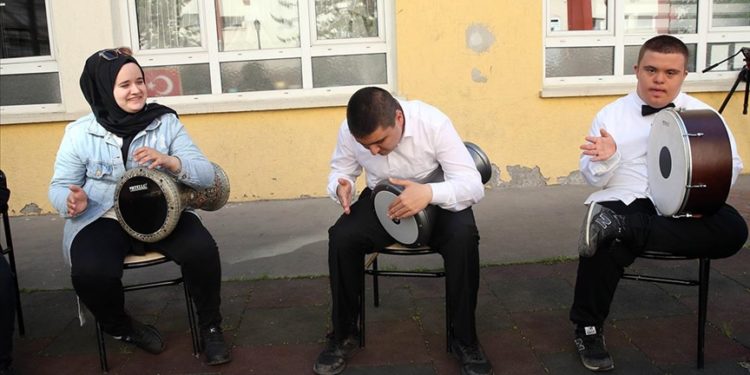 Özel çocuklar ritim tutarak sosyalleşiyor