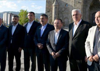 Milli Eğitim Bakanı Tekin bayram namazını Erzurum'daki Ulu Camii'de kıldı