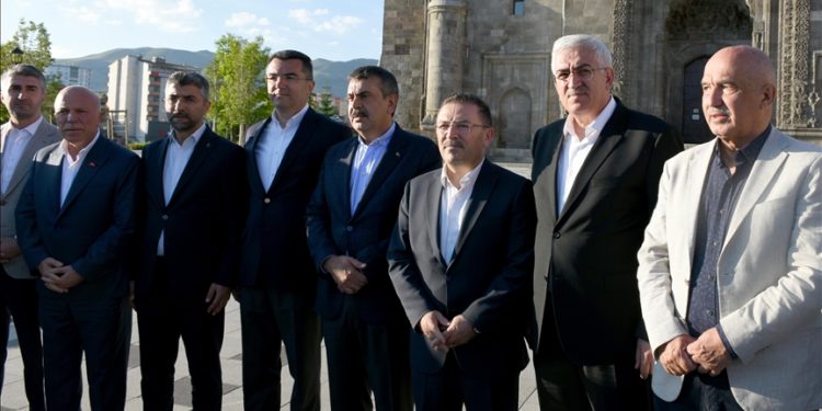 Milli Eğitim Bakanı Tekin bayram namazını Erzurum'daki Ulu Camii'de kıldı