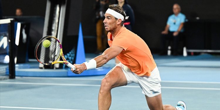 Ameliyat edilen İspanyol tenisçi Nadal, kortlardan uzun bir süre daha uzak kalacak