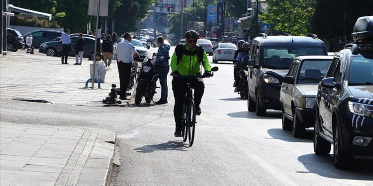 Ambulansla hasta sağlığı, bisikletiyle kendi sağlığı için yollara düşüyor