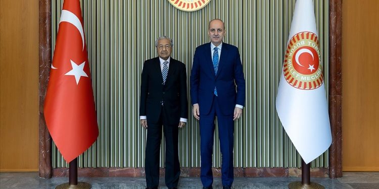 TBMM Başkanı Kurtulmuş, eski Malezya Başbakanı Muhammed'i kabul etti