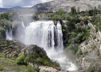 Kar ve yağmur sularıyla coşan Tortum Şelalesi ziyaretçilerini bekliyor